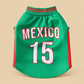 Foto editorial del jersey de México sobre fondo arena cálida